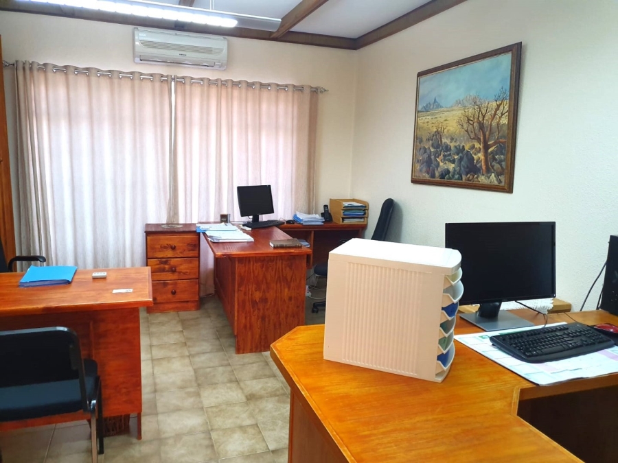 6 Bedroom Property for Sale in Flimieda North West